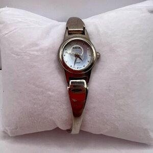 Vintage Rumours Women’s Quartz Watch Silver Tone Accent Bracelet